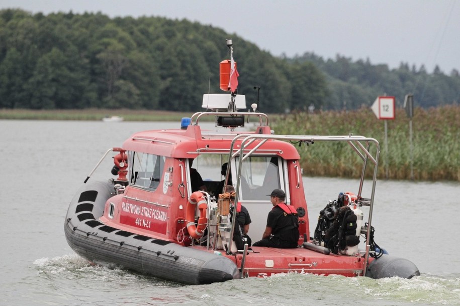 Służby MOPR na jeziorze Kisajno / 	Tomasz Waszczuk    /PAP