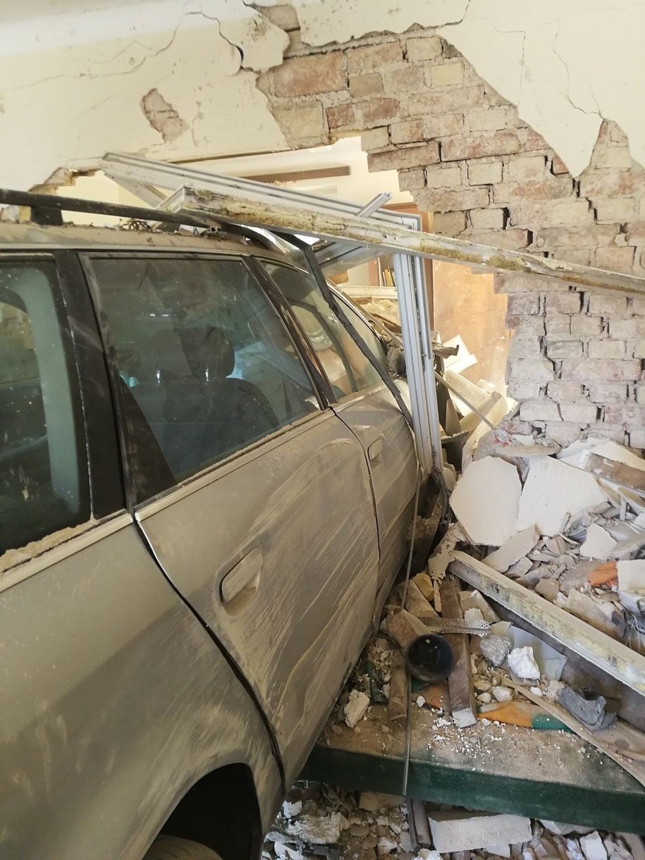 Służby musiały wycinać kierowcę z samochodu /Gorąca Linia RMF FM