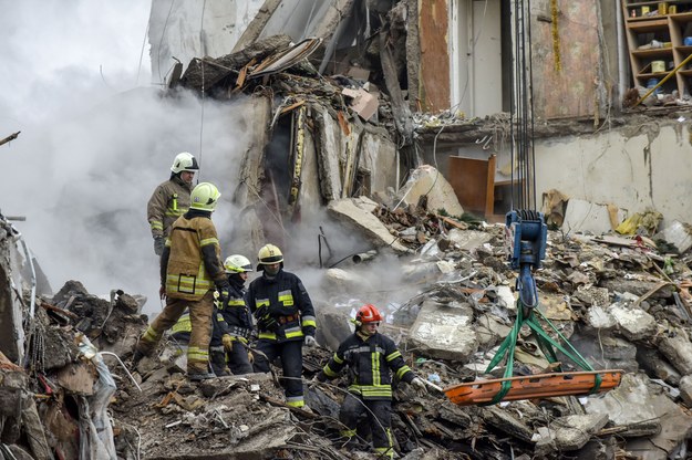 Służby na gruzach bloku w mieście Dniepr /OLEG PERTASYUK /PAP/EPA