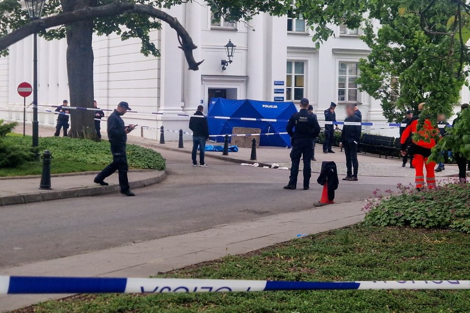 Służby na miejscu ataku na terenie kampusu Uniwersytetu Warszawskiego /PAP