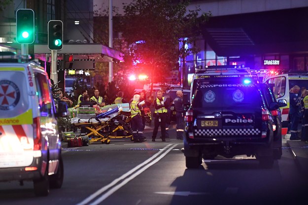 Służby na miejscu ataku nożownika w Sydney /STEVEN SAPHORE /PAP/EPA