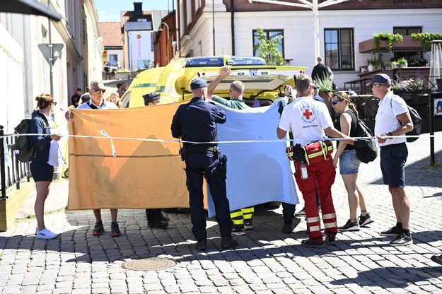 Służby na miejscu ataku nożownika /HENRIK MONTGOMERY /PAP/EPA