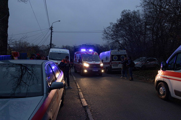 Służby na miejscu ataku rakietowego w Kijowie /ROMAN PILIPEY /PAP/EPA