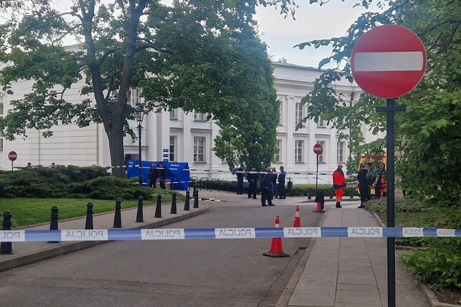 Służby na miejscu ataku siekierą na terenie Uniwersytetu Warszawskiego /PAP