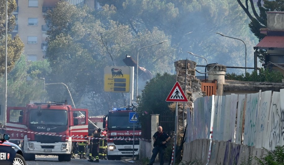 Służby na miejscu eksplozji /ANDREAS SOLARO/AFP /East News