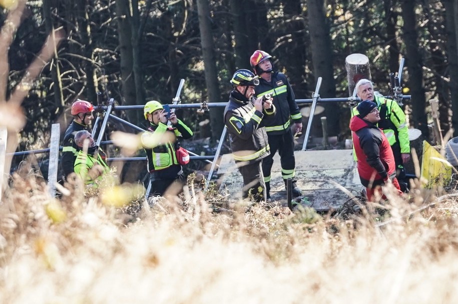 Służby na miejscu katastrofy - 8 listopada wrak wagoniku został usunięty ze zbocza góry /Tino Romano /PAP/EPA