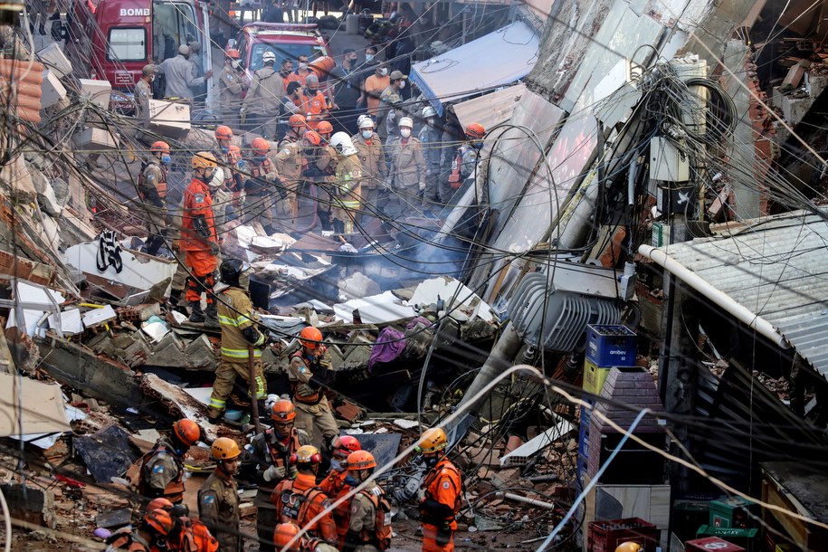 Służby na miejscu katastrofy budowlanej /Antonio Lacerda /PAP/EPA