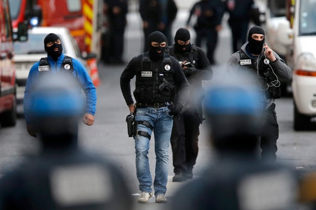 Służby na miejscu operacji w Saint-Denis /ETIENNE LAURENT /PAP/EPA