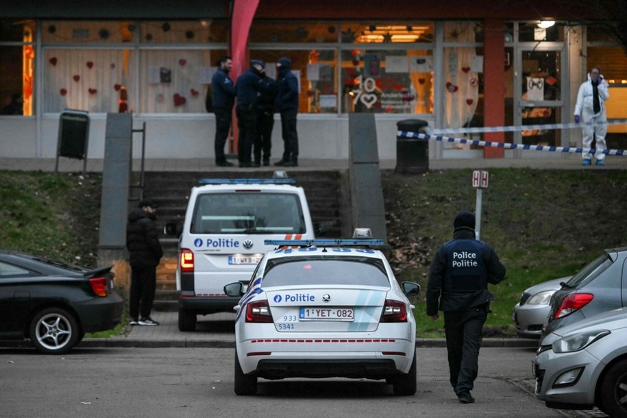 Służby na miejscu piątkowej strzelaniny /NICOLAS TUCAT/AFP /East News