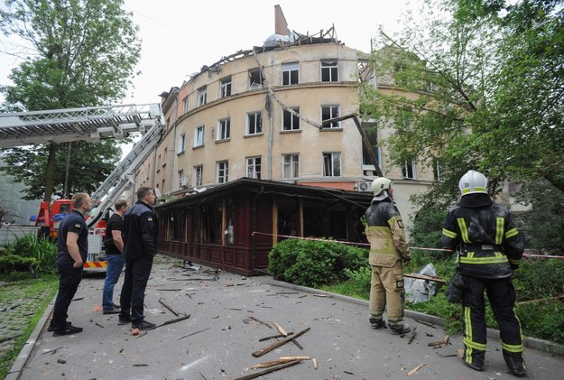 Służby na miejscu rosyjskiego ataku we Lwowie /MYKOLA TYS /PAP/EPA