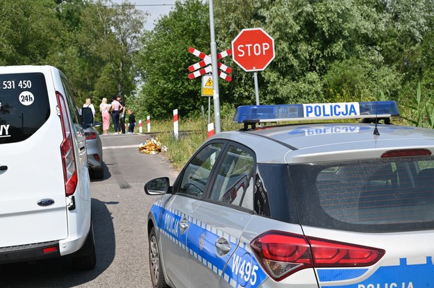 Służby na miejscu śmiertelnego potrącenia pieszego przez samochód osobowy. /	Marcin Bielecki   /PAP