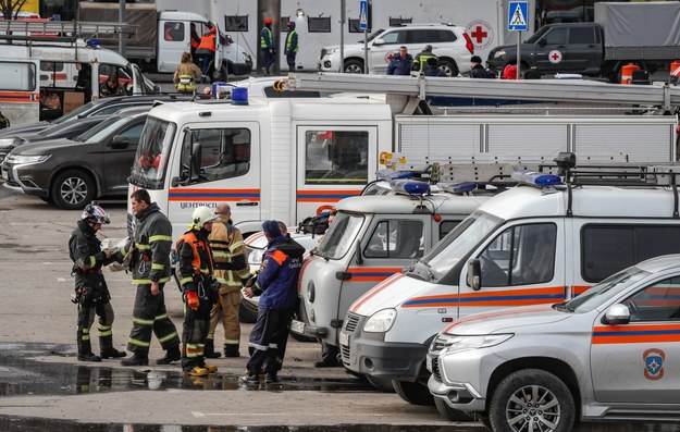 Służby na miejscu tragedii w Krasnogorsku /YURI KOCHETKOV /PAP/EPA