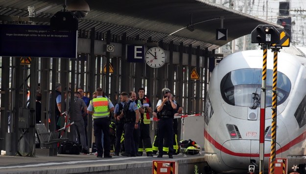 Służby na miejscu tragedii /ARMANDO BABANI  /PAP/EPA