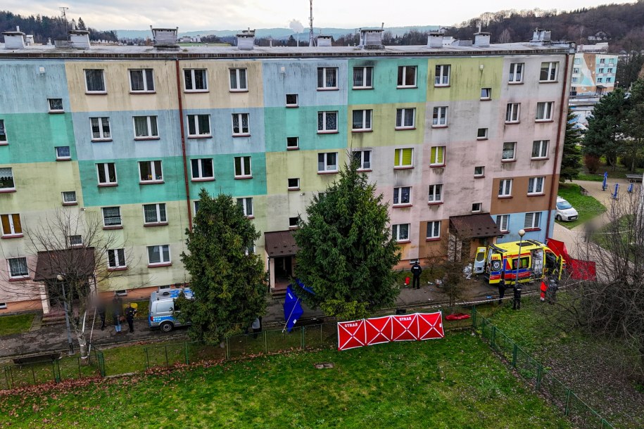 Służby na miejscu tragicznie zakończonej interwencji w Sanoku /Darek Delmanowicz /PAP