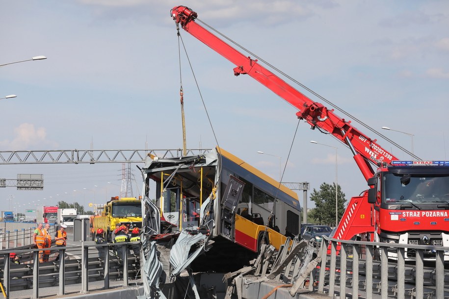 Służby na miejscu wypadku autobusu miejskiego w Warszawie /Paweł Supernak  /PAP