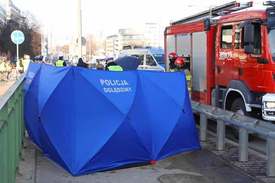 Służby na miejscu wypadku na ul. Grójeckiej w Warszawie /Rafał Guz /PAP