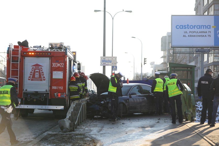 Służby na miejscu wypadku na ul. Grójeckiej w Warszawie /Rafał Guz /PAP
