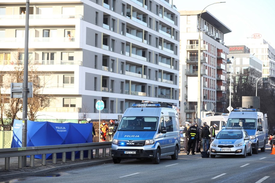 Służby na miejscu wypadku na ul. Grójeckiej w Warszawie /Rafał Guz /PAP