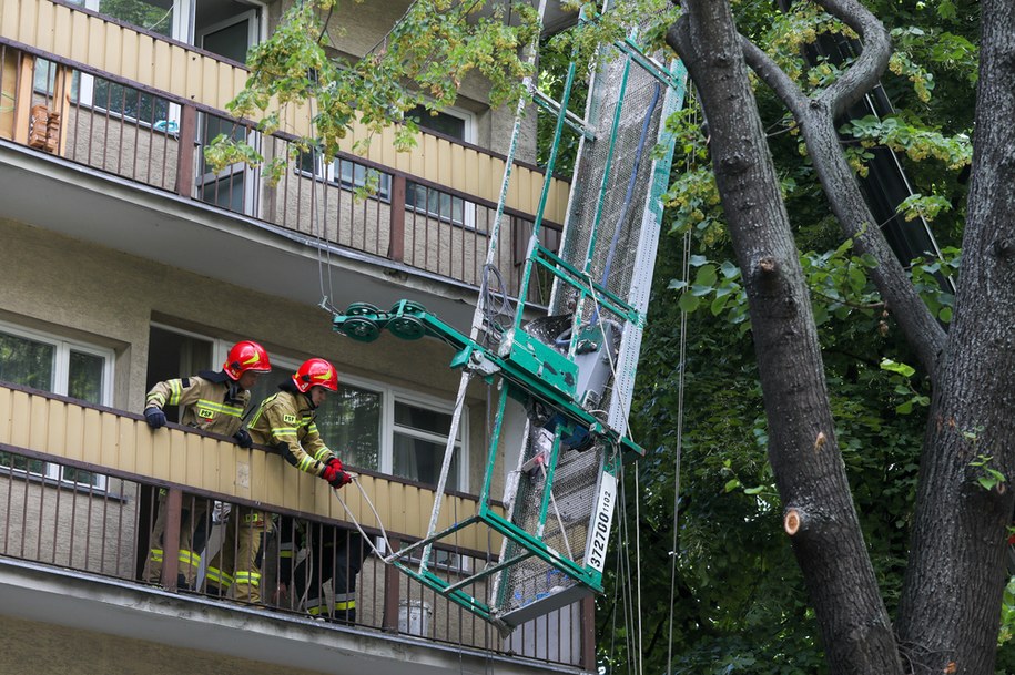 Służby na miejscu wypadku przy alei Solidarności w Warszawie /Paweł Supernak /PAP