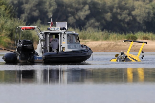 Służby na miejscu wypadku / 	Leszek Szymański    /PAP