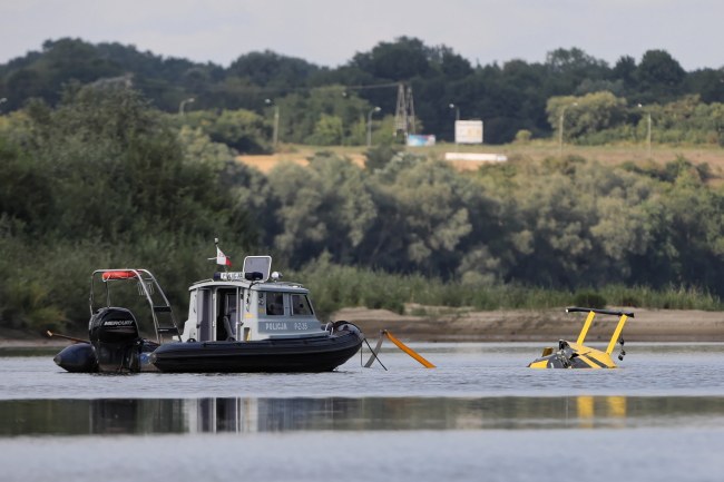 Służby na miejscu wypadku / 	Leszek Szymański    /PAP