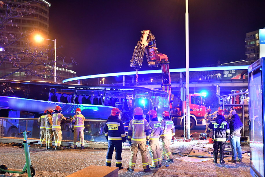 Służby na miejscu wypadku / 	Maciej Kulczyński    /PAP