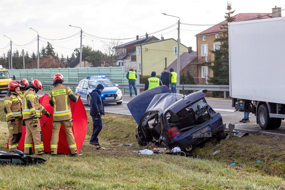 Służby na miejscu wypadku /Marcin Onufryjuk /PAP
