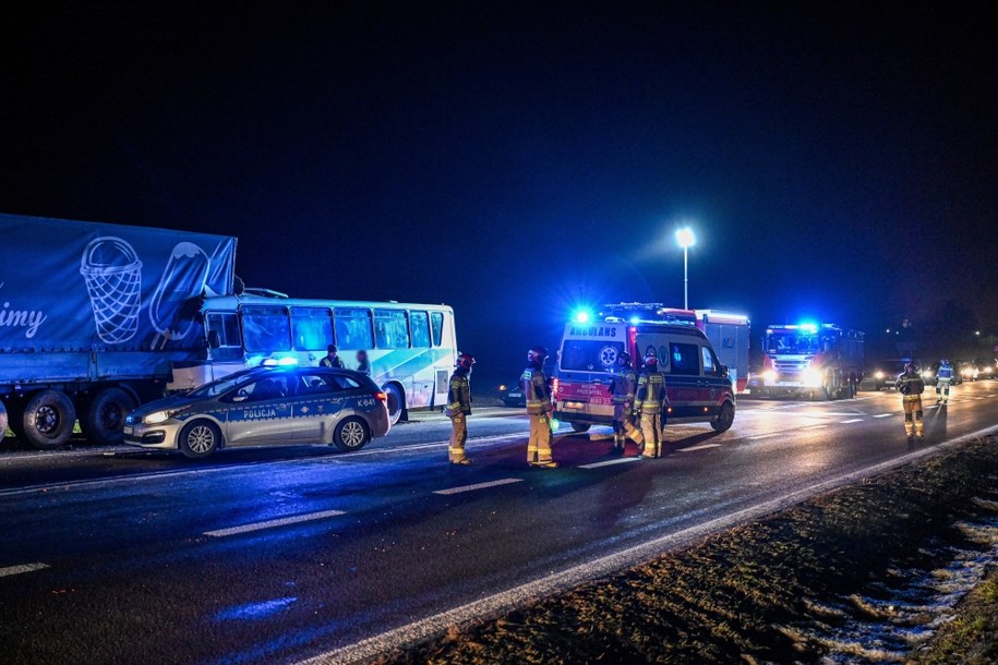 Służby na miejscu zdarzenia /Darek Delmanowicz /PAP