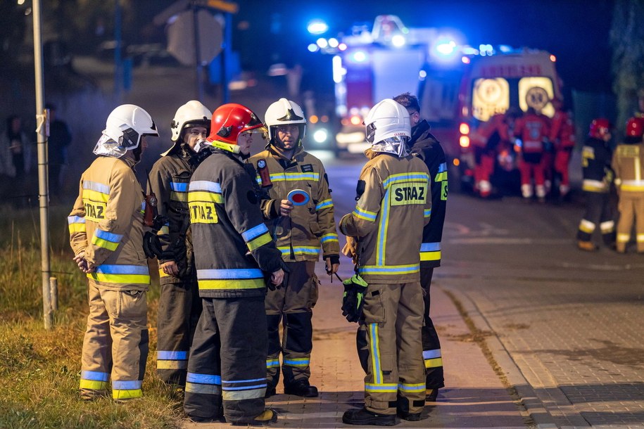 Służby na miejscu zderzenia busa z pociągiem na niestrzeżonym przejeździe kolejowym w miejscowości Miękowo /	Jakub Kaczmarczyk   /PAP