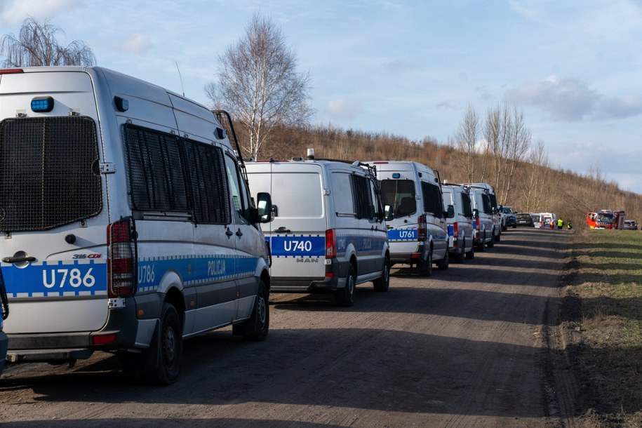 Służby na miejscu znalezienia drona /Bartosz Skonieczny /PAP