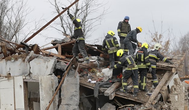 Służby na obrzeżach Kijowa /SERGEY DOLZHENKO /PAP/EPA