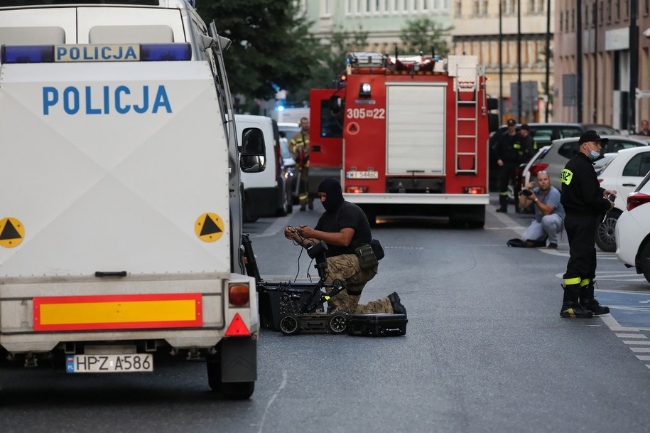 Służby na ulicy Nowogrodzkiej w Warszawie /Paweł Supernak /PAP