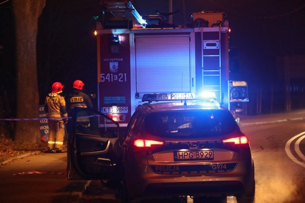 Służby na wjeździe do Zakopanego. Po tym jak kierowca nie zatrzymał się do kontroli, policjanci musieli oddać strzały ostrzegawcze / 	Grzegorz Momot    /PAP