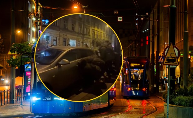 Służby nie zdążyły dojechać. Spektakularna akcja pasażerów w Krakowie