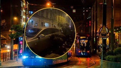 Służby nie zdążyły dojechać. Spektakularna akcja pasażerów w Krakowie