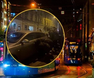 Służby nie zdążyły dojechać. Spektakularna akcja pasażerów w Krakowie