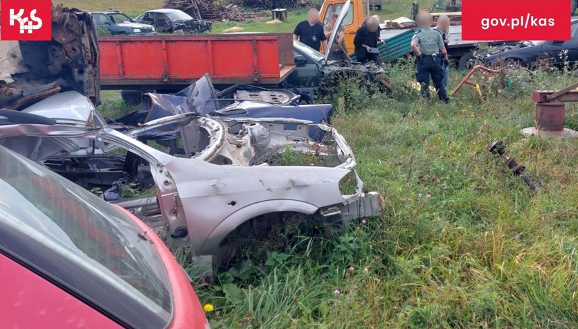 Służby odkryły nielegalne składowisko samochodów. Zdemontowane części palono