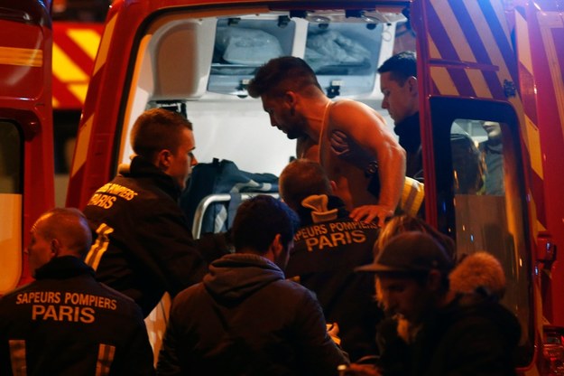 Służby opiekują się rannym w pobliżu Stade de France /PAP/EPA/ETIENNE LAURENT    /PAP/EPA
