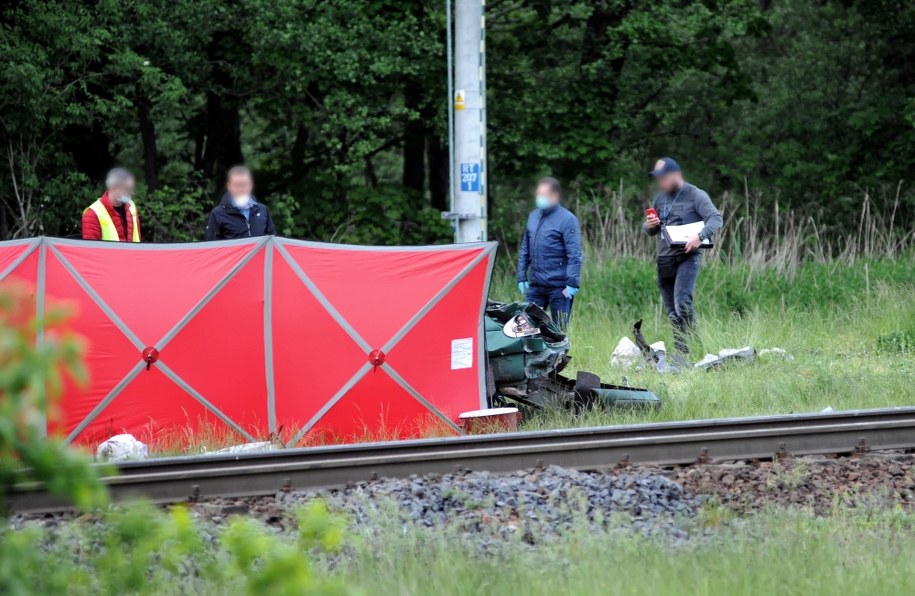 Służby podczas akcji na miejscu śmiertelnego wypadku w Dunowie /	Marcin Bielecki   /PAP