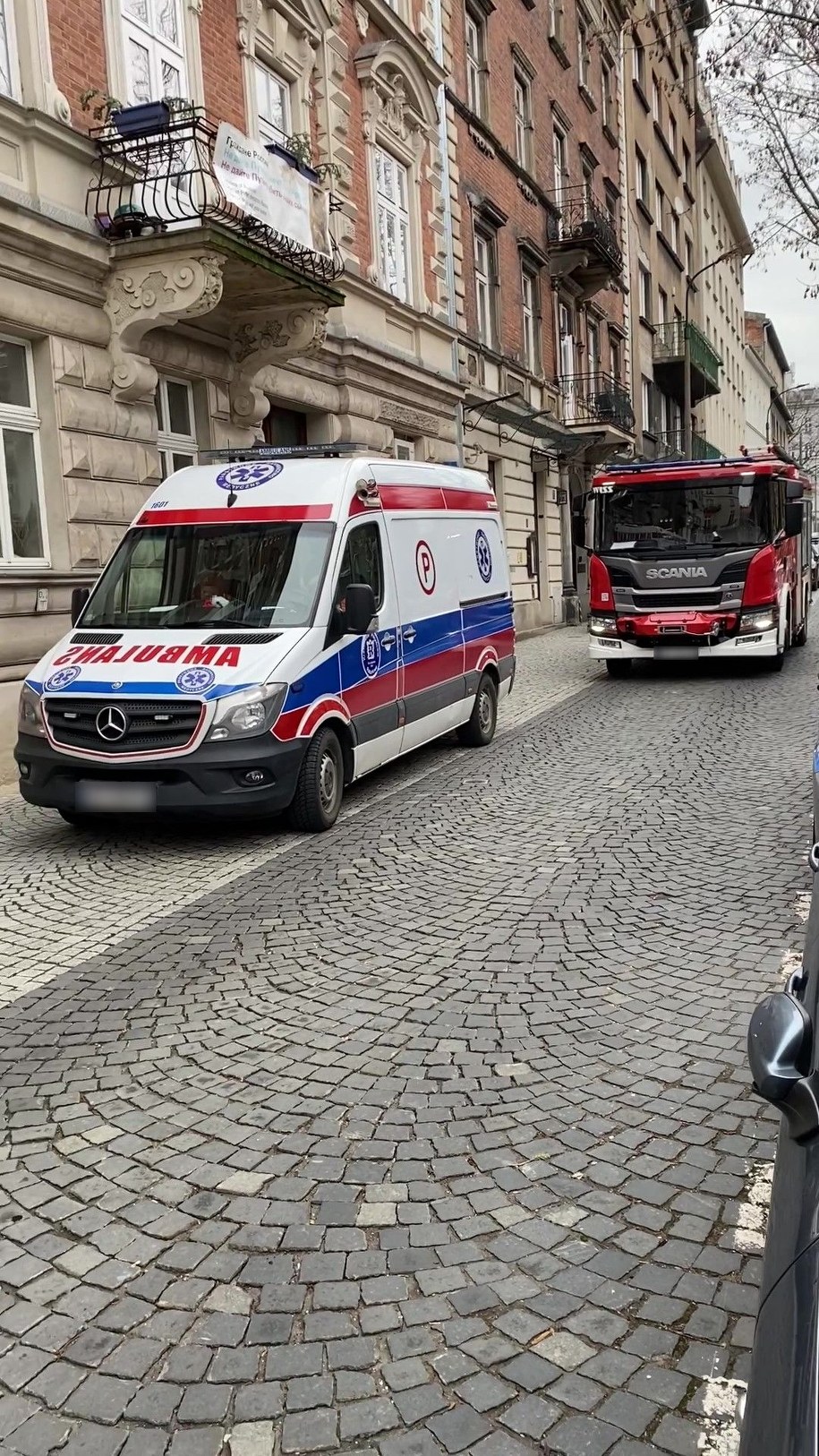 Służby podczas akcji na placu Biskupim w Krakowie /Gorąca Linia RMF FM