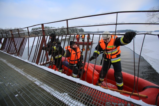 Służby podczas poszukiwań na rzece Liwiec /PAP/Leszek Szymański /PAP