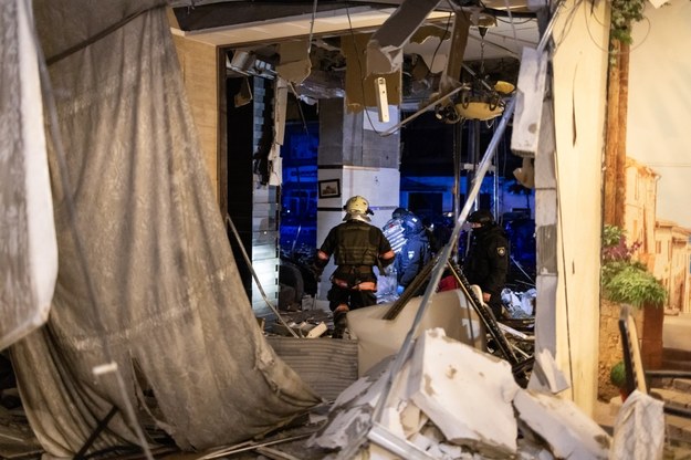 Służby podczas przeszukiwania zniszczonego budynku w Charkowie /Yevhen Titov /PAP