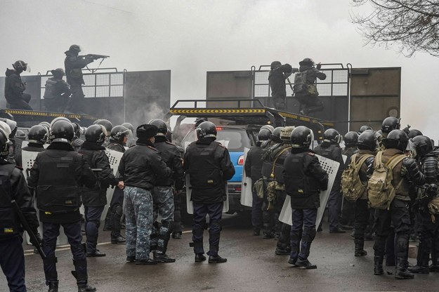 Służby podczas tłumienia protestów w styczniu 2022 roku /STRINGER /PAP/EPA