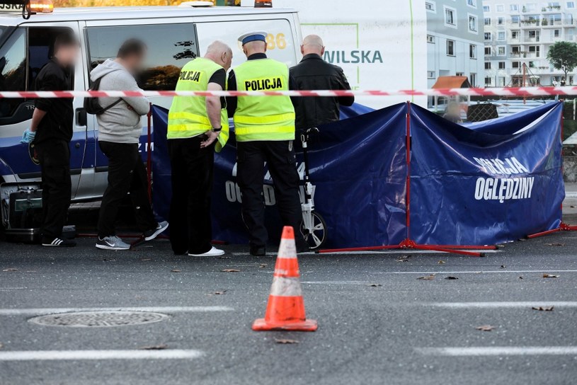 Służby policyjne na miejscu, gdzie doszło do śmiertelnego potrącenia mężczyzny przechodzącego przez przejście dla pieszych na ul. Sokratesa w Warszawie. /Paweł Supernak /PAP