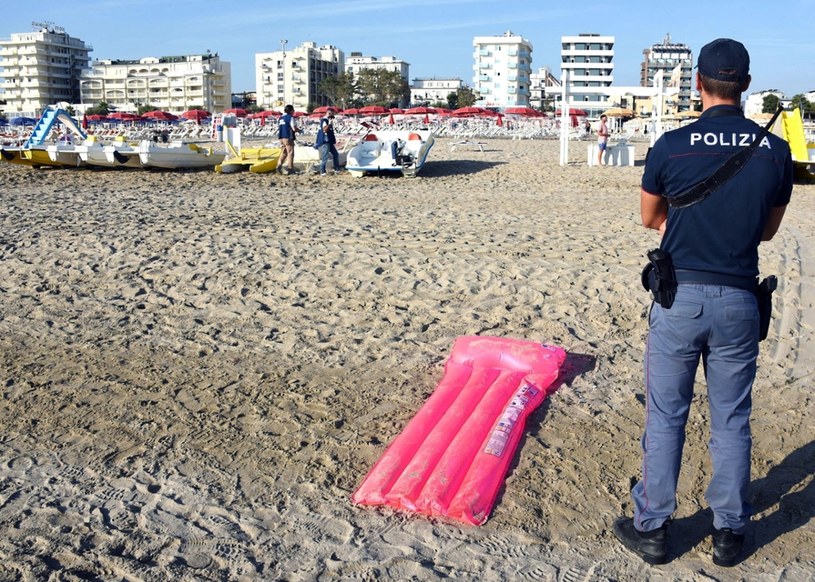 Służby policyjne w dzielnicy Miramare w Rimini (Włochy), gdzie doszło do brutalnego napadu na młode, polskie małżeństwo. /Manuel Migliorini/ANSA/AP /East News