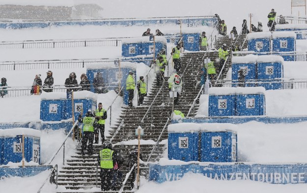 Służby porządkowe odśnieżają skocznię Sepp Bradl-Skistadion /PAP/Grzegorz Momot /PAP