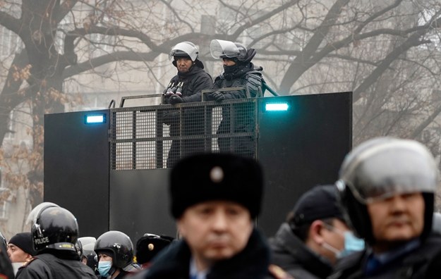 Służby porządkowe patrolujące ulice Kazachstanu /EPA/STR /PAP