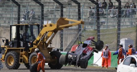 Służby porządkowe zbierają pozostałości po bolidzie Timo Glocka /AFP