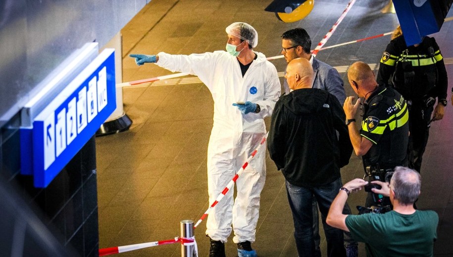 Służby pracują na miejscu ataku w Amsterdamie / 	REMKO DE WAAL    /PAP/EPA