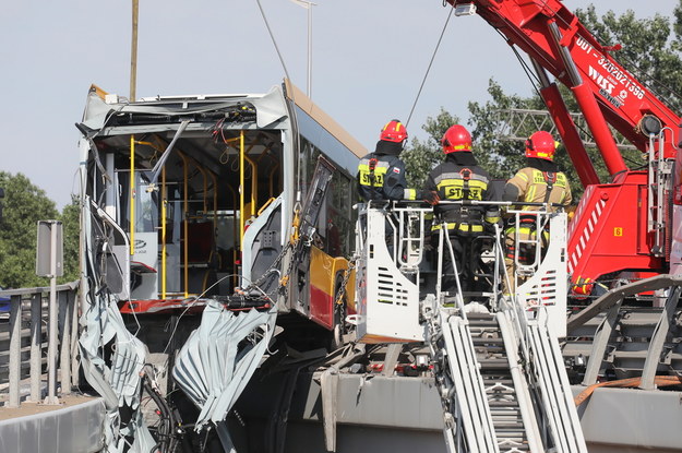 Służby pracują na miejscu wypadku autobusu miejskiego w Warszawie /Paweł Supernak /PAP/EPA